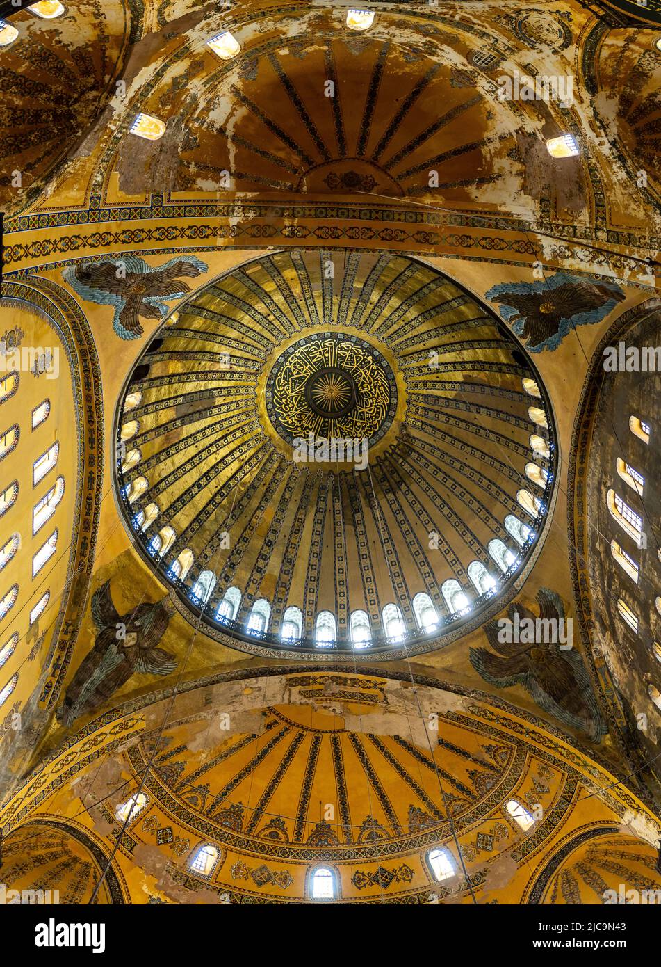 Cupola squisitamente decorata dell'Hagia Sophia, Istanbul, Türkiye. Foto Stock