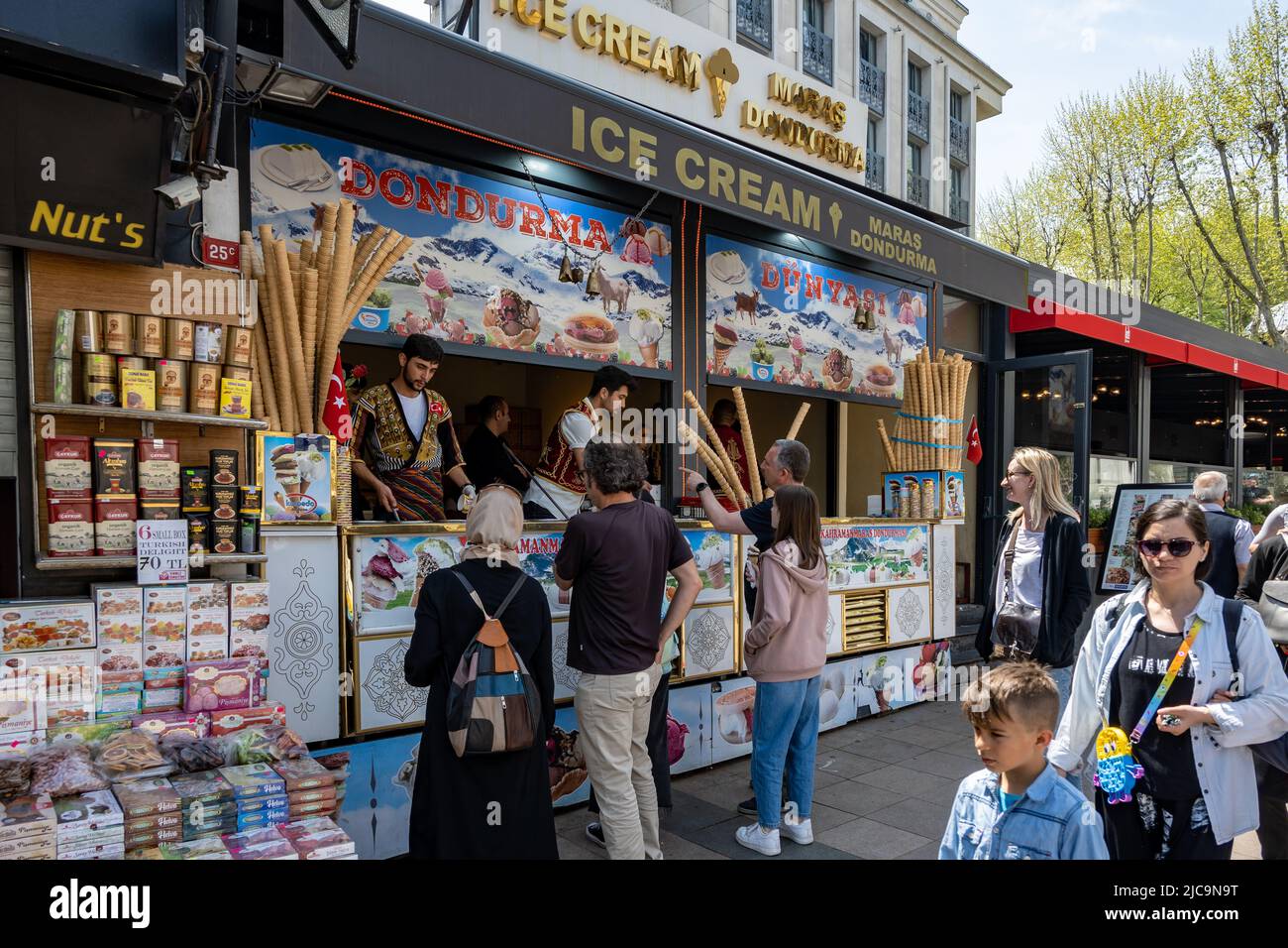 I turisti visitano la famosa gelateria di Dondurma sulla strada. Istanbul, Türkiye. Foto Stock