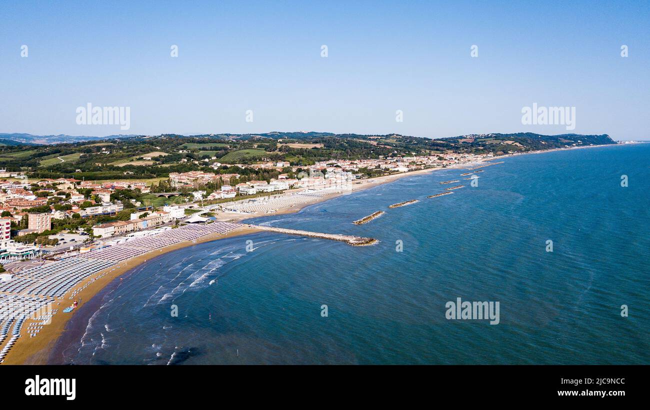 Italia, giugno 2022; veduta aerea di Fano con il suo mare, spiagge, porto, ombrelloni Foto Stock