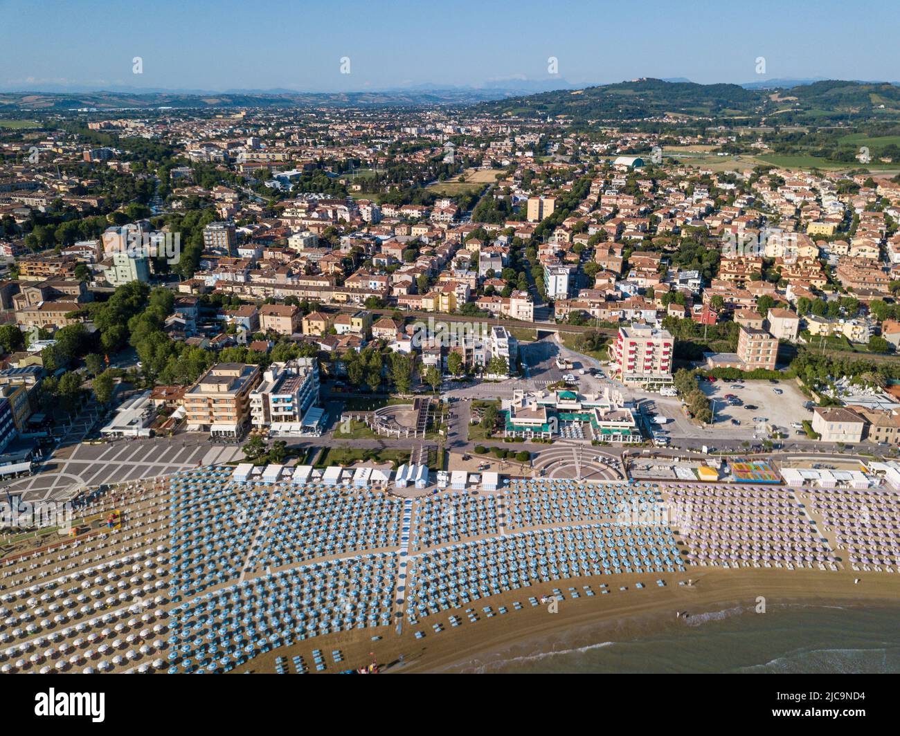 Italia, giugno 2022; veduta aerea di Fano con il suo mare, spiagge, porto, ombrelloni Foto Stock