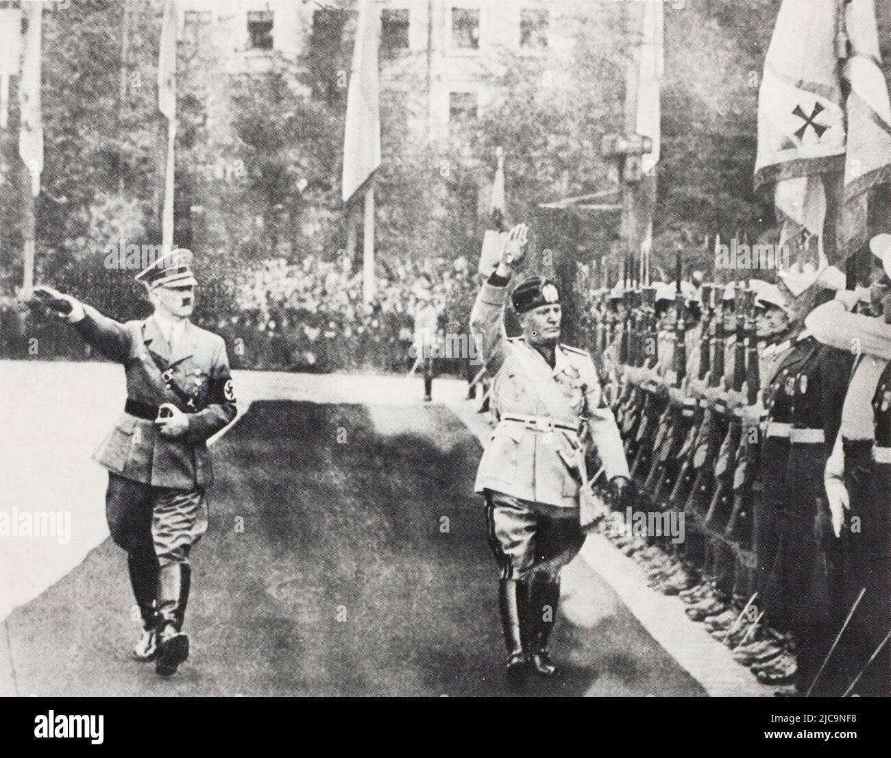 Prima pagina - traduzione inglese : ' il Führer e il Duce che ispezionano la guardia d'onore alla stazione di Monaco ' - originale in francese : ' le Führer et le Duce passant en revue la garde d'honneur à la gare de Munich. ' - Estratto da ' l'Illustration, Journal Universel ' Vintage French Illustrated Newspaper 1937 Foto Stock