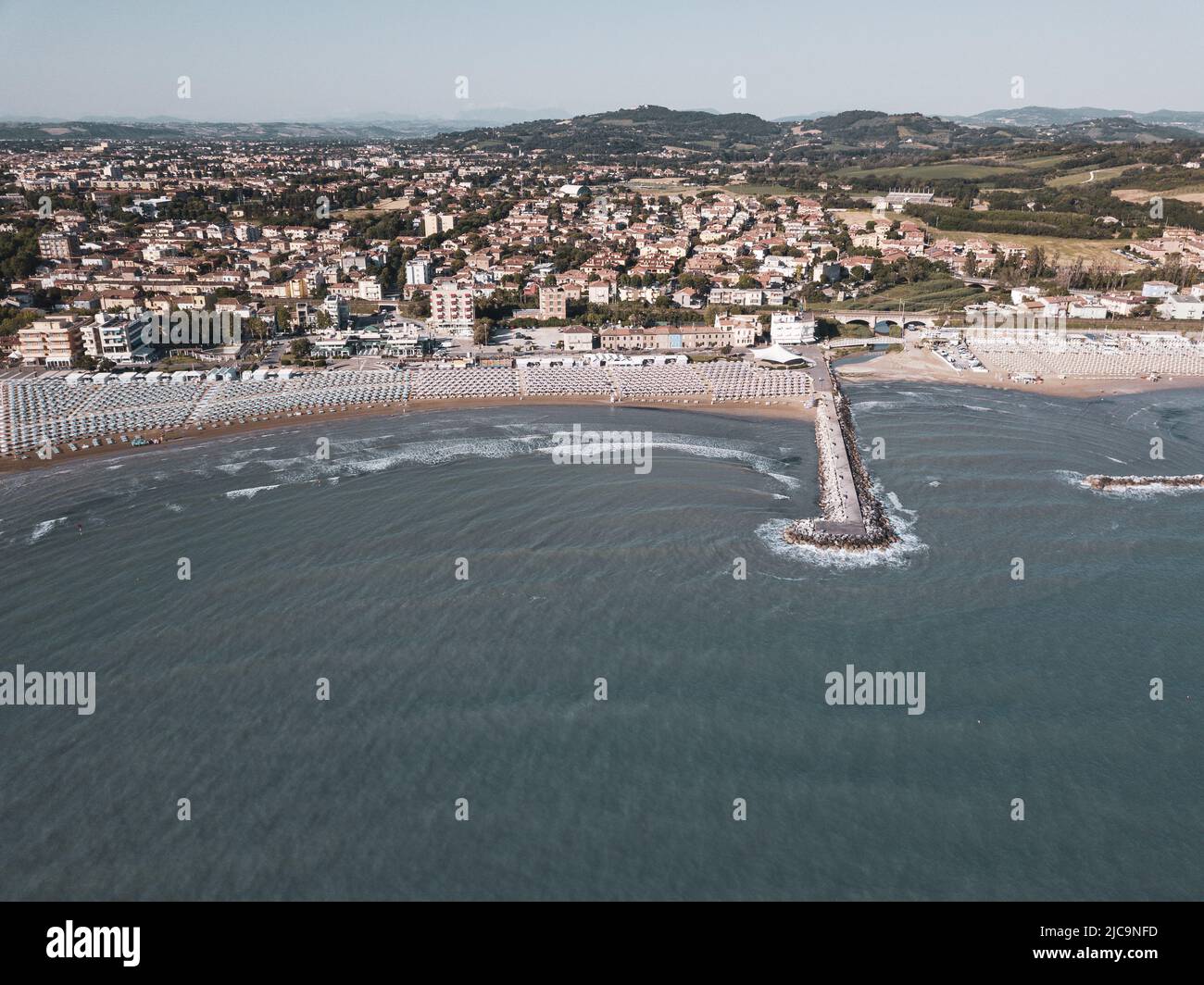 Italia, giugno 2022; veduta aerea di Fano con il suo mare, spiagge, porto, ombrelloni Foto Stock