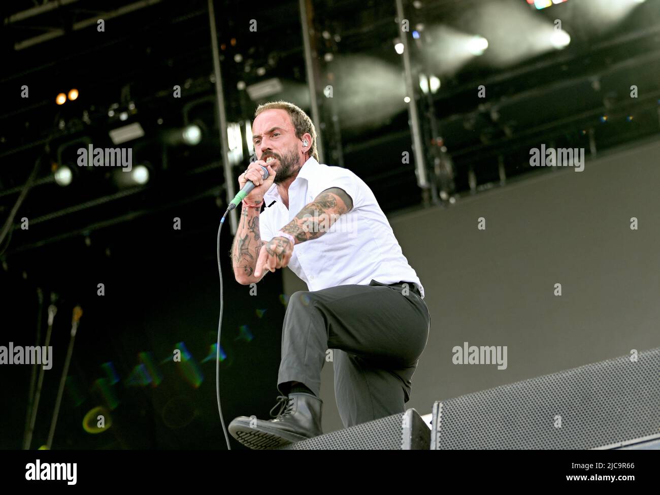 Berlino, Germania. 11th giugno 2022. Il cantante Joe Talbot della band britannica idles si esibisce sul palco al Tempelhof Sounds Festival presso l'ex aeroporto Tempelhof di Berlino. Credit: Britta Pedersen/dpa/Alamy Live News Foto Stock