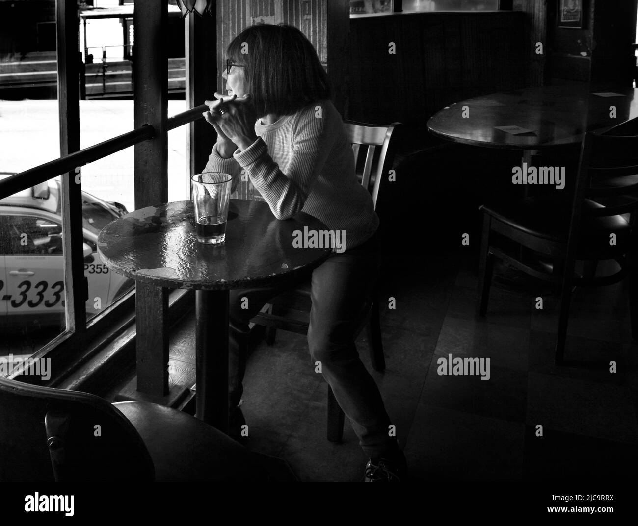 Una donna gode di una pinta di birra al Vesuvio Cafe, un punto di riferimento a San Francisco, California, frequentato dai membri della Beat Generation 1950s. Foto Stock