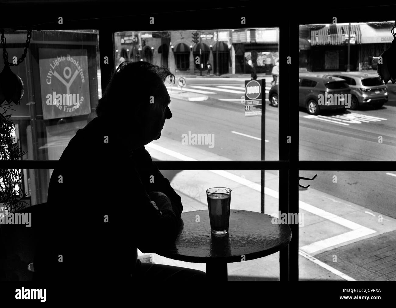 Un uomo gode di una pinta di birra al Vesuvio Cafe, un punto di riferimento a San Francisco, California, frequentato dai membri della Beat Generation 1950s. Foto Stock