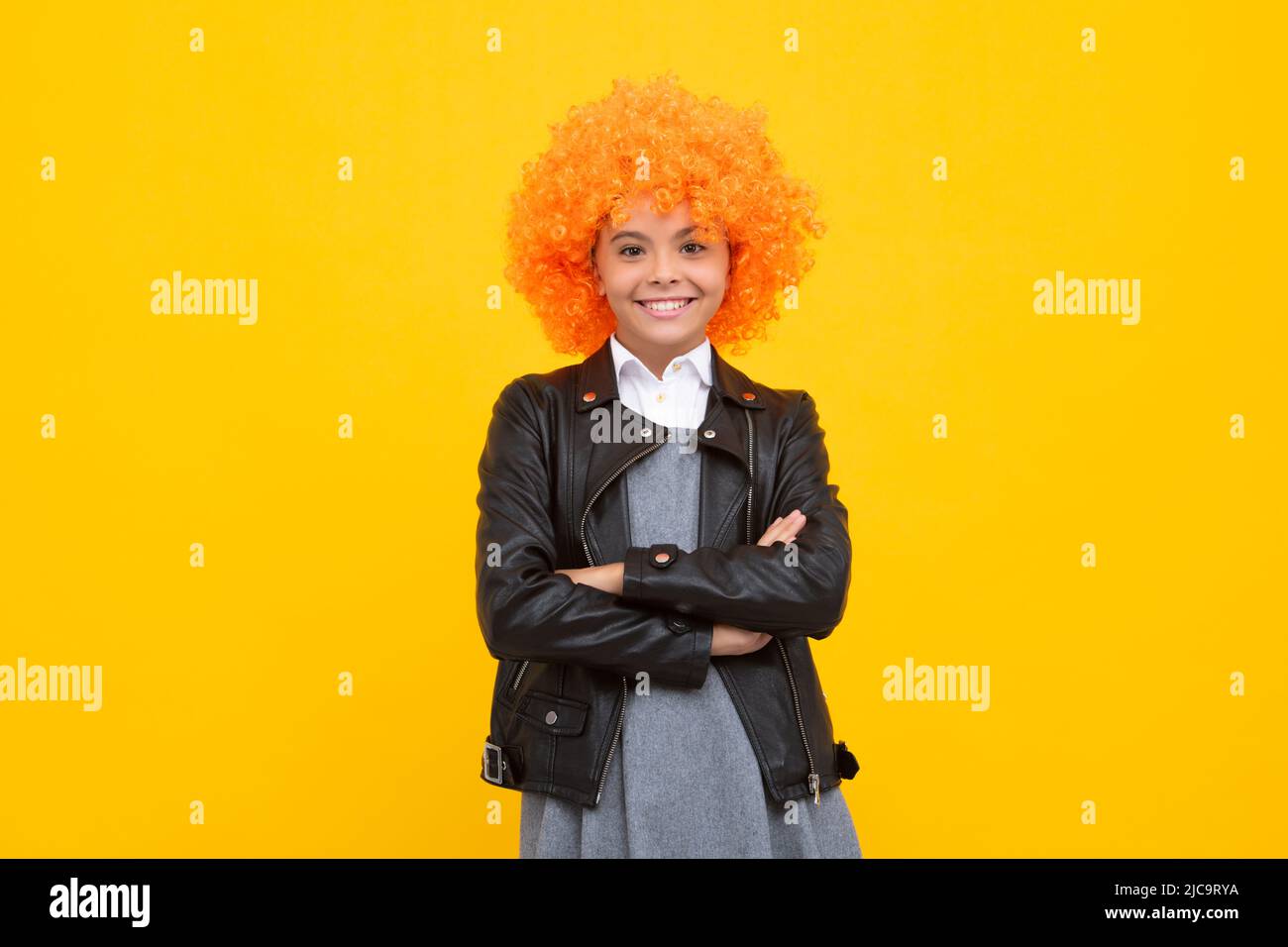 Divertente ragazzo in parrucca riccio rosso. Tempo di Buon divertimento.  Ragazza teen con capelli arancioni, essendo un clown. Faccia della ragazza  felice, emozioni positive e sorridenti Foto stock - Alamy