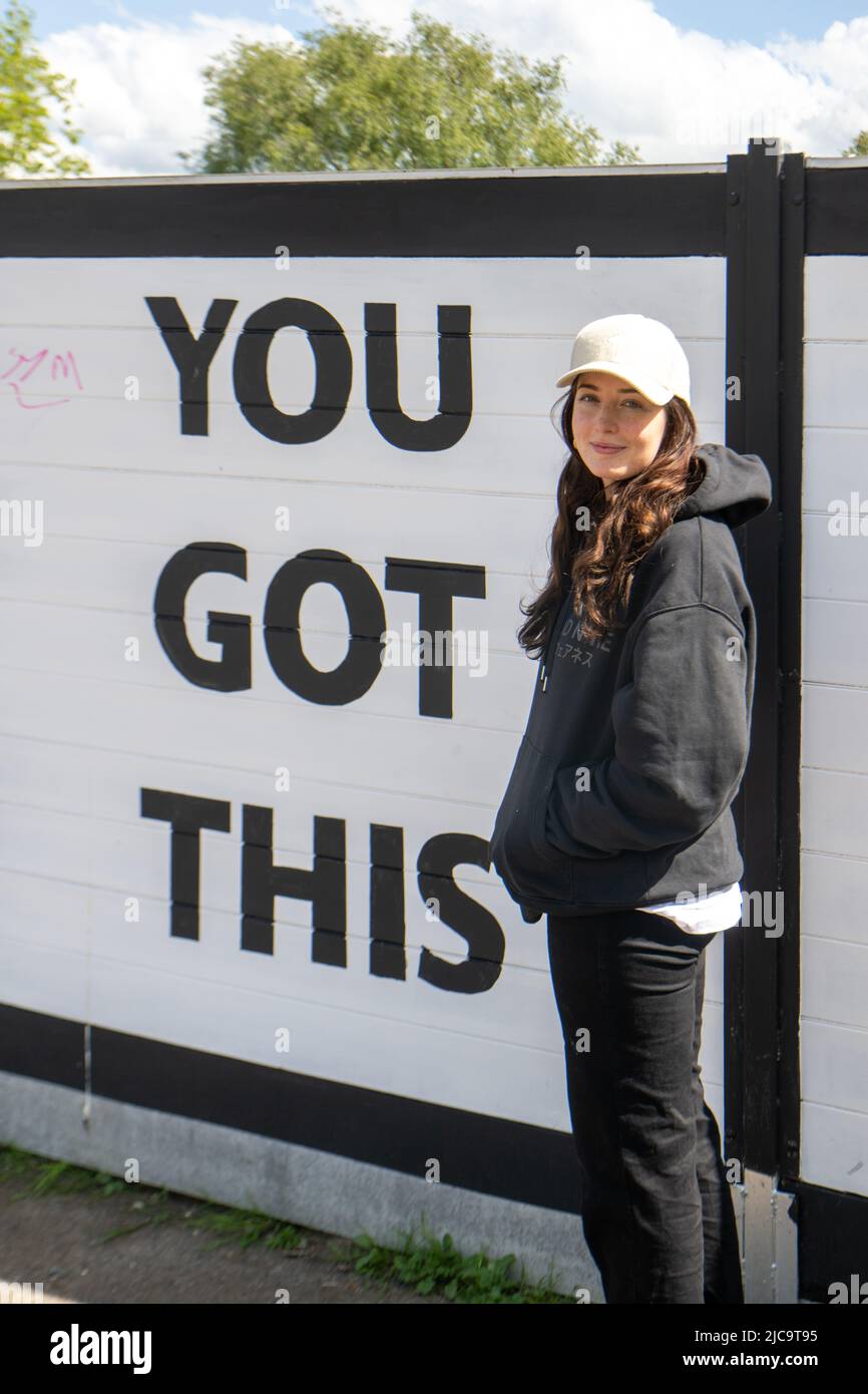 Brentwood Essex 11th giugno 2022 due murales del parco di skateboard sono stati presentati come parte dell'annuale Brentwood Art trail Pictued Charlotte Robinson, l'artista, accreditamento: Ian Davidson/Alamy Live News Foto Stock