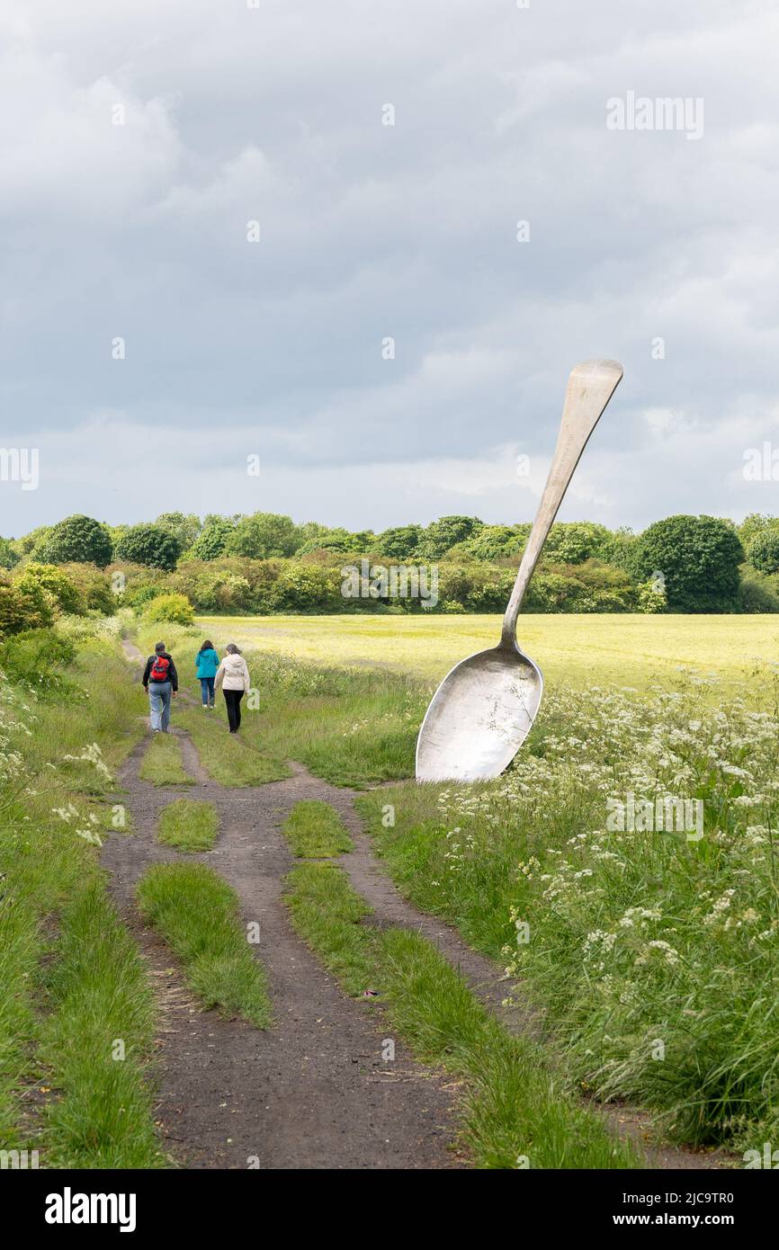 Mangia per la scultura inglese di Bob Budd, conosciuto localmente come il cucchiaio gigante, a Cramlington, Northumberland, Regno Unito. Foto Stock