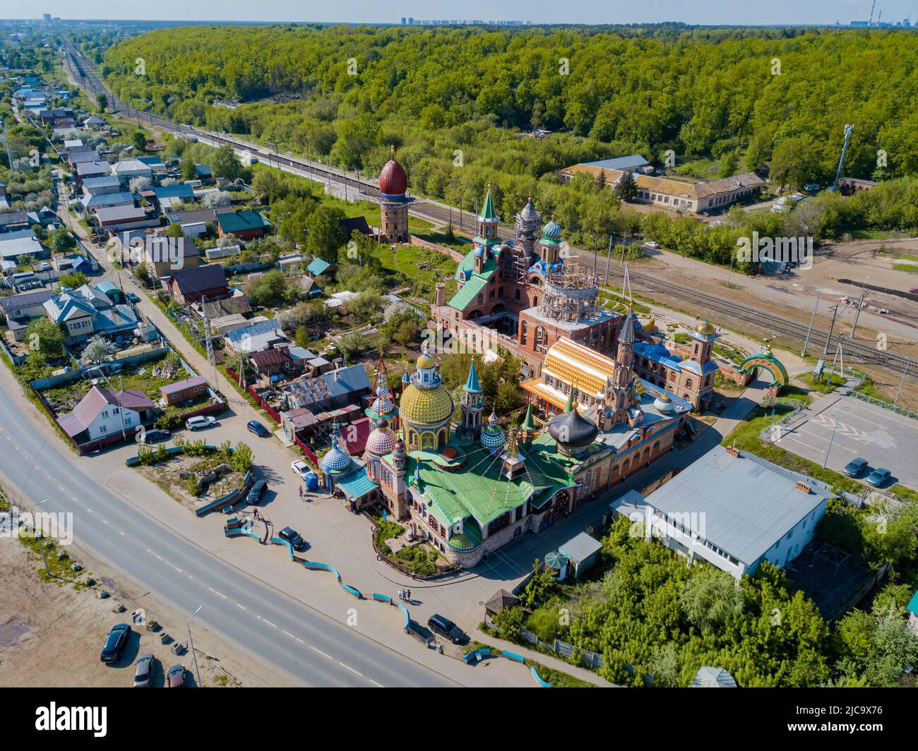 Il Tempio di tutte le religioni, anche il Tempio ecumenico, il Centro Culturale Internazionale per l'unità spirituale, dedicato alle diverse religioni del mondo. Kazan, Tatarstan, Russia. Vista drone Foto Stock