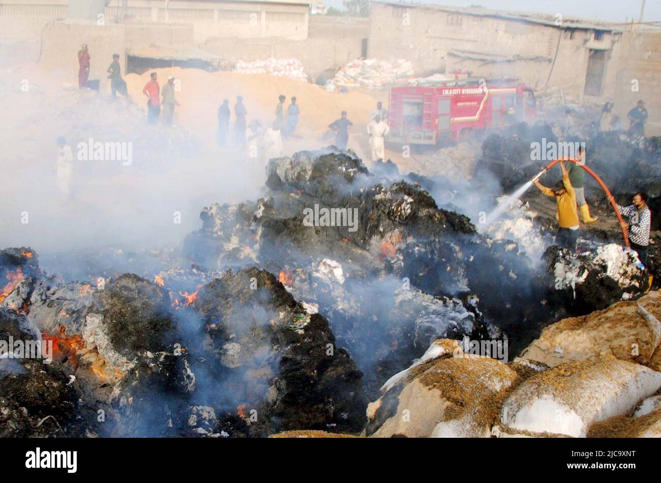Vista della sede dopo l'eruzione del fuoco nell'edificio di una fabbrica di cotone a causa di motivi sconosciuti dopo un incendio scoppiato come i funzionari dei vigili del fuoco sono occupati nel fuoco estinguente, situato nell'area DEL SITO a Hyderabad il Sabato 11 giugno 2022. Foto Stock