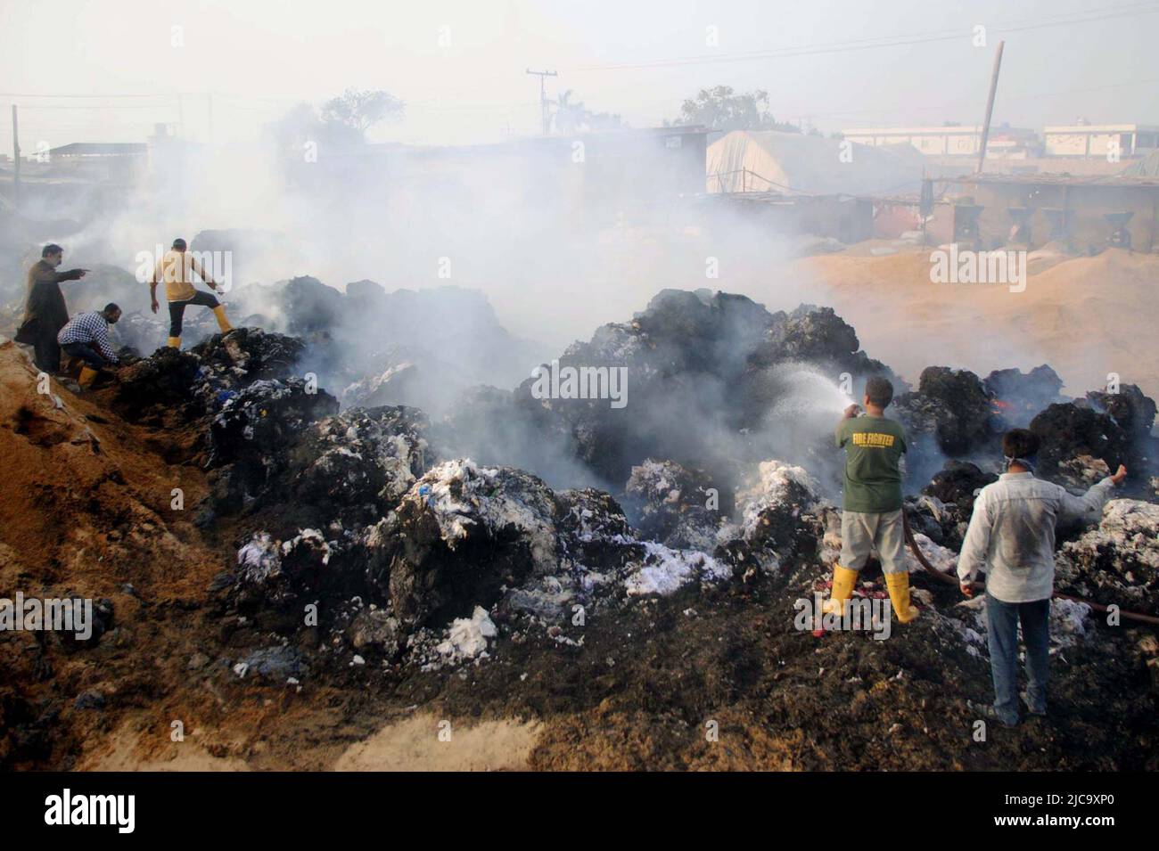 Vista della sede dopo l'eruzione del fuoco nell'edificio di una fabbrica di cotone a causa di motivi sconosciuti dopo un incendio scoppiato come i funzionari dei vigili del fuoco sono occupati nel fuoco estinguente, situato nell'area DEL SITO a Hyderabad il Sabato 11 giugno 2022. Foto Stock