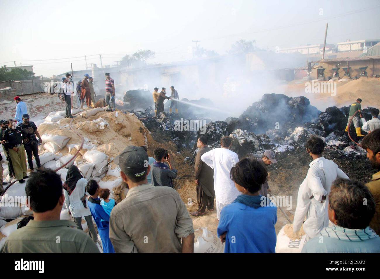 Vista della sede dopo l'eruzione del fuoco nell'edificio di una fabbrica di cotone a causa di motivi sconosciuti dopo un incendio scoppiato come i funzionari dei vigili del fuoco sono occupati nel fuoco estinguente, situato nell'area DEL SITO a Hyderabad il Sabato 11 giugno 2022. Foto Stock