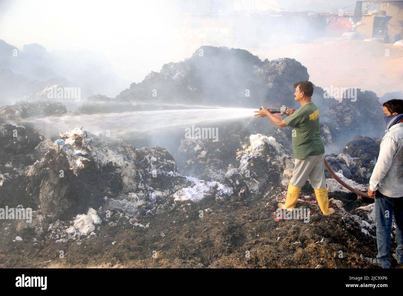 Vista della sede dopo l'eruzione del fuoco nell'edificio di una fabbrica di cotone a causa di motivi sconosciuti dopo un incendio scoppiato come i funzionari dei vigili del fuoco sono occupati nel fuoco estinguente, situato nell'area DEL SITO a Hyderabad il Sabato 11 giugno 2022. Foto Stock