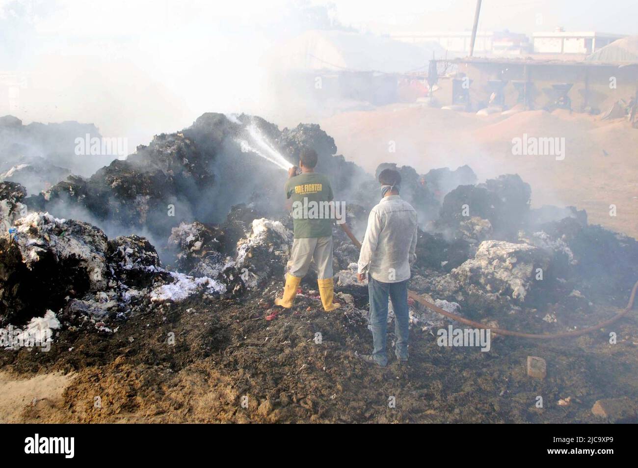 Vista della sede dopo l'eruzione del fuoco nell'edificio di una fabbrica di cotone a causa di motivi sconosciuti dopo un incendio scoppiato come i funzionari dei vigili del fuoco sono occupati nel fuoco estinguente, situato nell'area DEL SITO a Hyderabad il Sabato 11 giugno 2022. Foto Stock