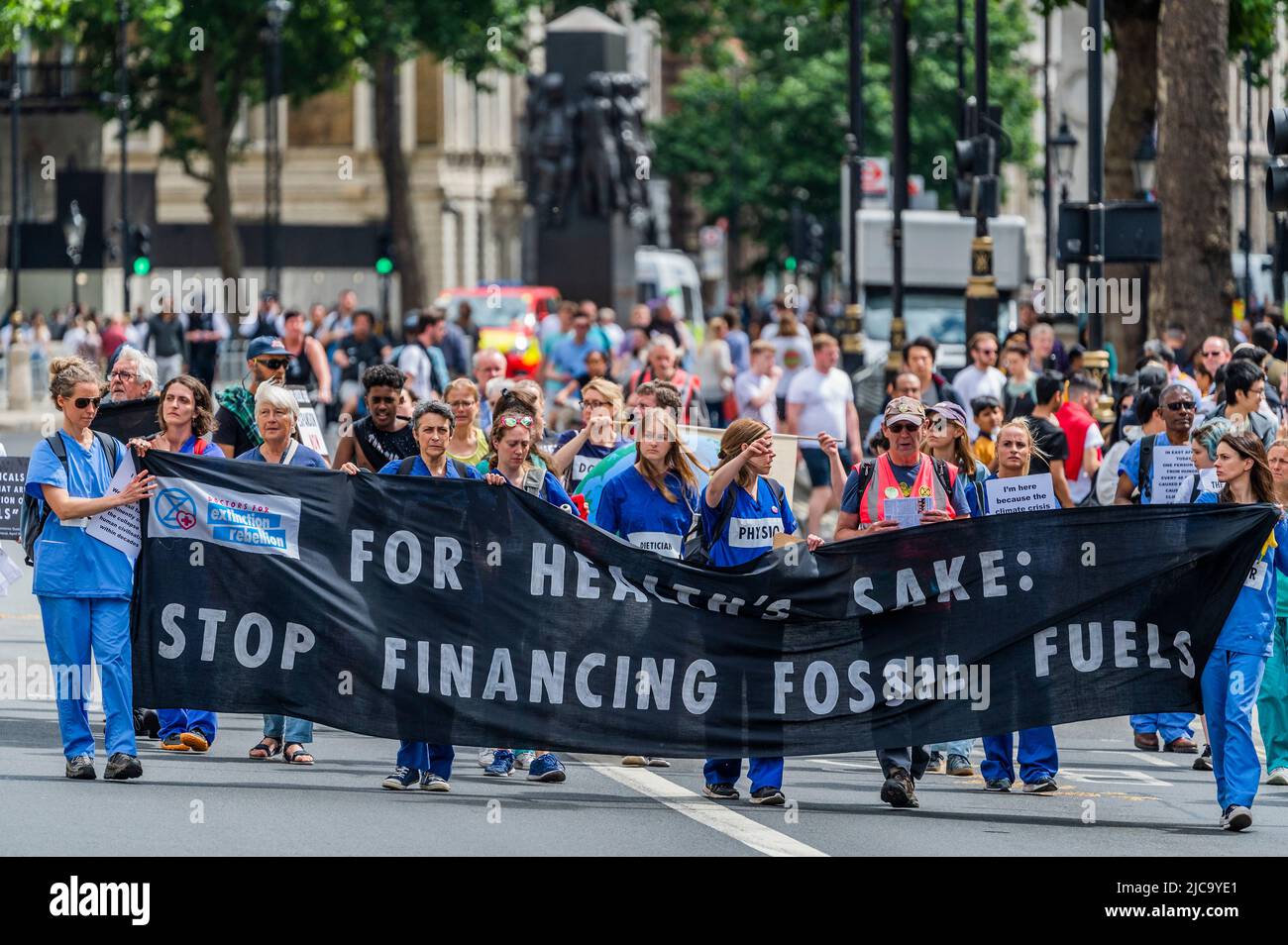 Londra, Regno Unito. 11th giugno 2022. Per il bene della salute: Smetta di finanziare i combustibili fossili - i medici di ribellione di estinzione bloccano Whitehall per fermare i finanziamenti di combustibili fossili. Essi mirano ad intraprendere azioni dirompenti per fermare l'"emergenza climatica ed ecologica". Credit: Guy Bell/Alamy Live News Foto Stock
