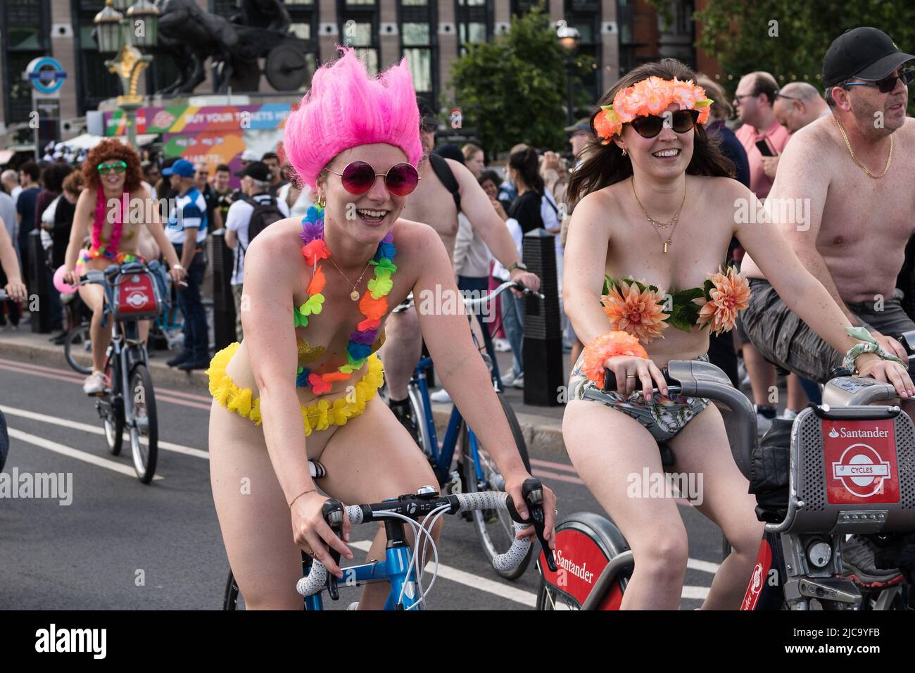 Londra, Regno Unito. 11th giugno 2022. (NOTA DEI REDATTORI: L'IMMAGINE CONTIENE NUDITÀ) i partecipanti del World Naked Bike Ride attraversano Westminster Bridge mentre attraversano il centro di Londra. Il World Naked Bike Ride è un movimento di protesta globale con giostre che si svolgono in 200 città di tutto il mondo allo scopo di celebrare e promuovere il ciclismo come mezzo di trasporto sostenibile e sottolineare la vulnerabilità dei ciclisti nella cultura stradale dominata dall'auto. Credit: Wiktor Szymanowicz/Alamy Live News Foto Stock