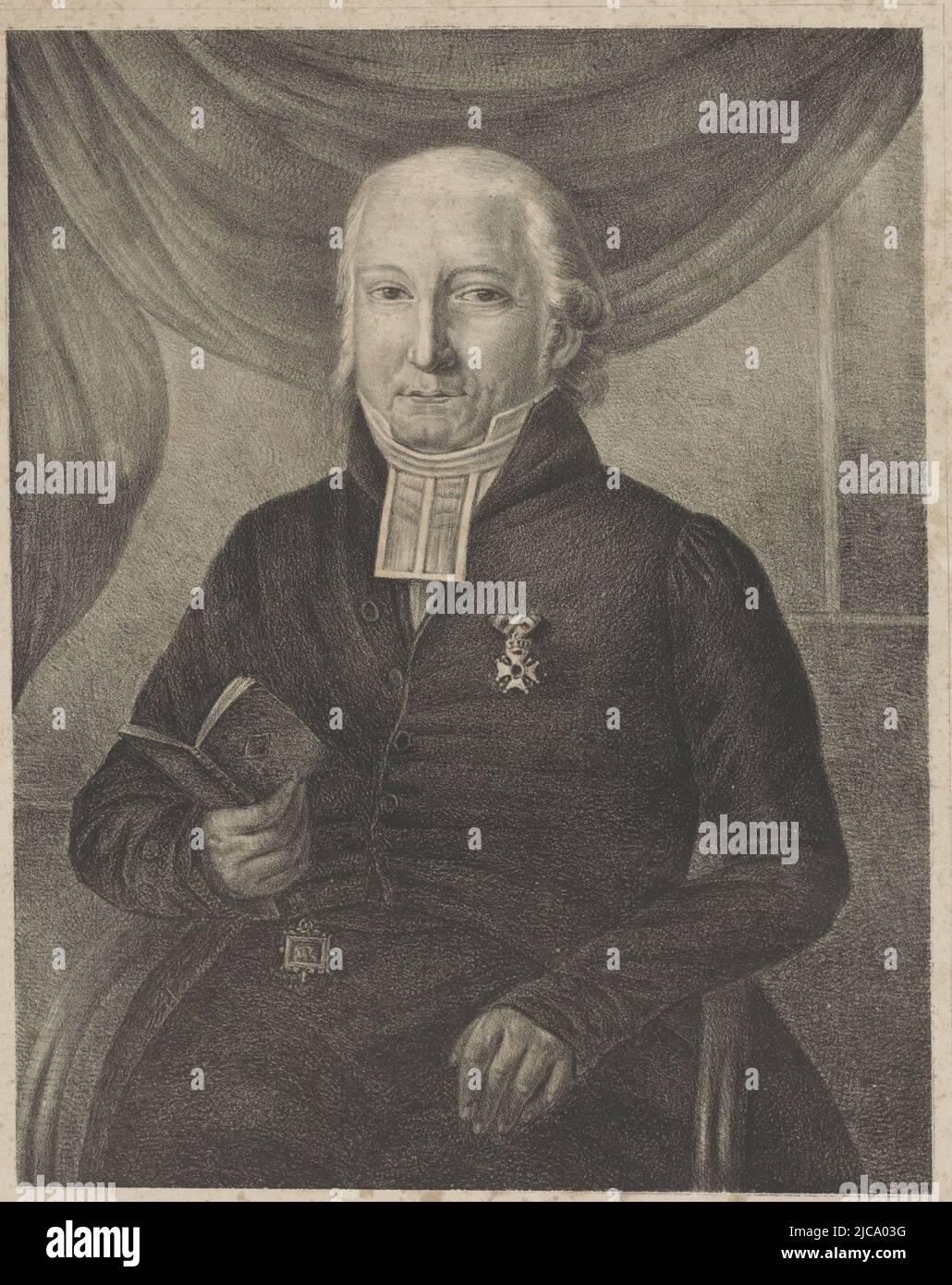 La persona raffigurata è seduta davanti ad una tenda rialzata che indossa una piume bianca, un cappello di cavaliere sul petto e un oggetto quadrato sulla cintura nella mano destra che tiene un libro aperto il braccio sinistro poggia sul bracciolo della sedia, Ritratto di Pastor Henricus Oort, tipografo: Johannes Willem Boshamer, (menzionato sull'oggetto), stampatore: P. Blommers (Steendrukkerij van), (menzionato sull'oggetto), tipografo: Olanda, stampatore: L'Aia, 1842 - 1857, carta, h 540 mm x l 351 mm Foto Stock