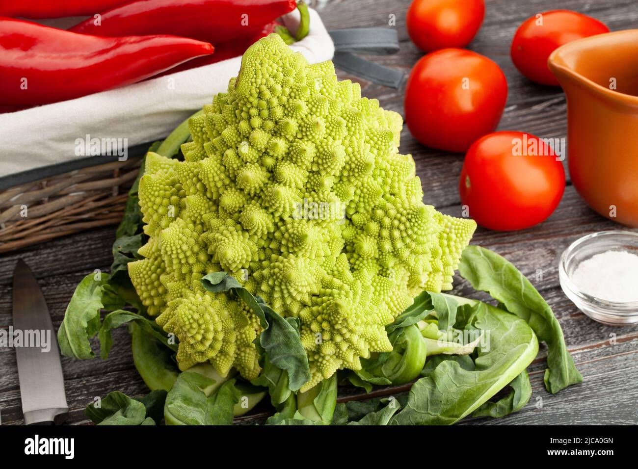 broccoli romanesco su sfondo di legno Foto Stock