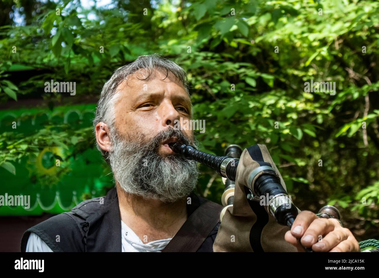 Primo piano di bearded bagpiper che suona il suo strumento all'Oklahoma Renassiance Festival Muskogee Oklahoma USA 5 13 2018 Foto Stock