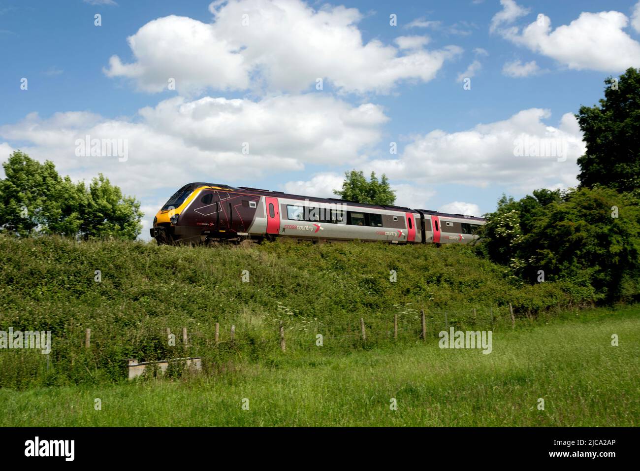 Un treno diesel Arriva CrossCountry Voyager, Warwickshire, Regno Unito Foto Stock