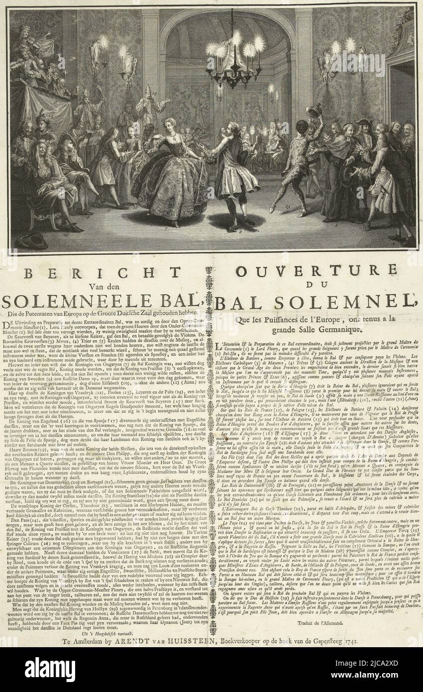 La solenne palla dei principi europei, 1742 pallone dato dall'Elettore di Baviera in una sala da ballo illuminata da candela in cui l'arciduchessa centrale Maria Theresa danzava con il re Federico di Prussia Theodor von Neuhoff, il re di Corsica, Danze con una tuta di harlequin altri monarchi guardano all'Allegoria della Guerra di successione austriaca nella pagina sottostante il testo dell'immagine con spiegazioni in olandese e francese, Bal der Europese vorsten, 1742 Bericht Van den Solemneele Bal, Die de Potentaten van Europa op de Groote duitsche Zaal hebben gehouden Ouverture du Bal Solemnel, Que les Puissances de l'Europe Foto Stock