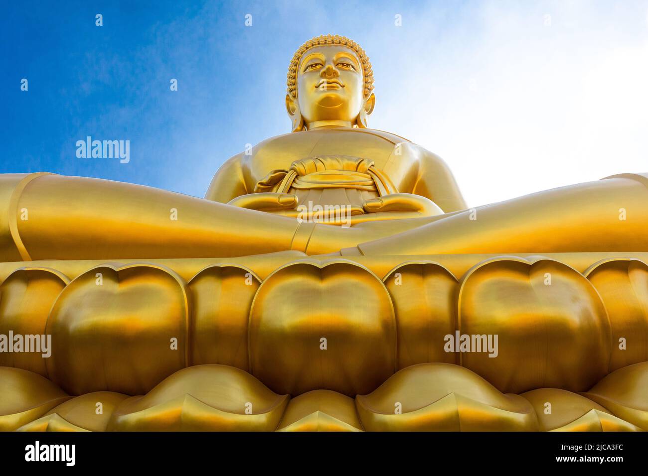 La gigantesca statua del Buddha seduto del tempio di wat paknam phasi charoen a Bangkok, in Thailandia Foto Stock