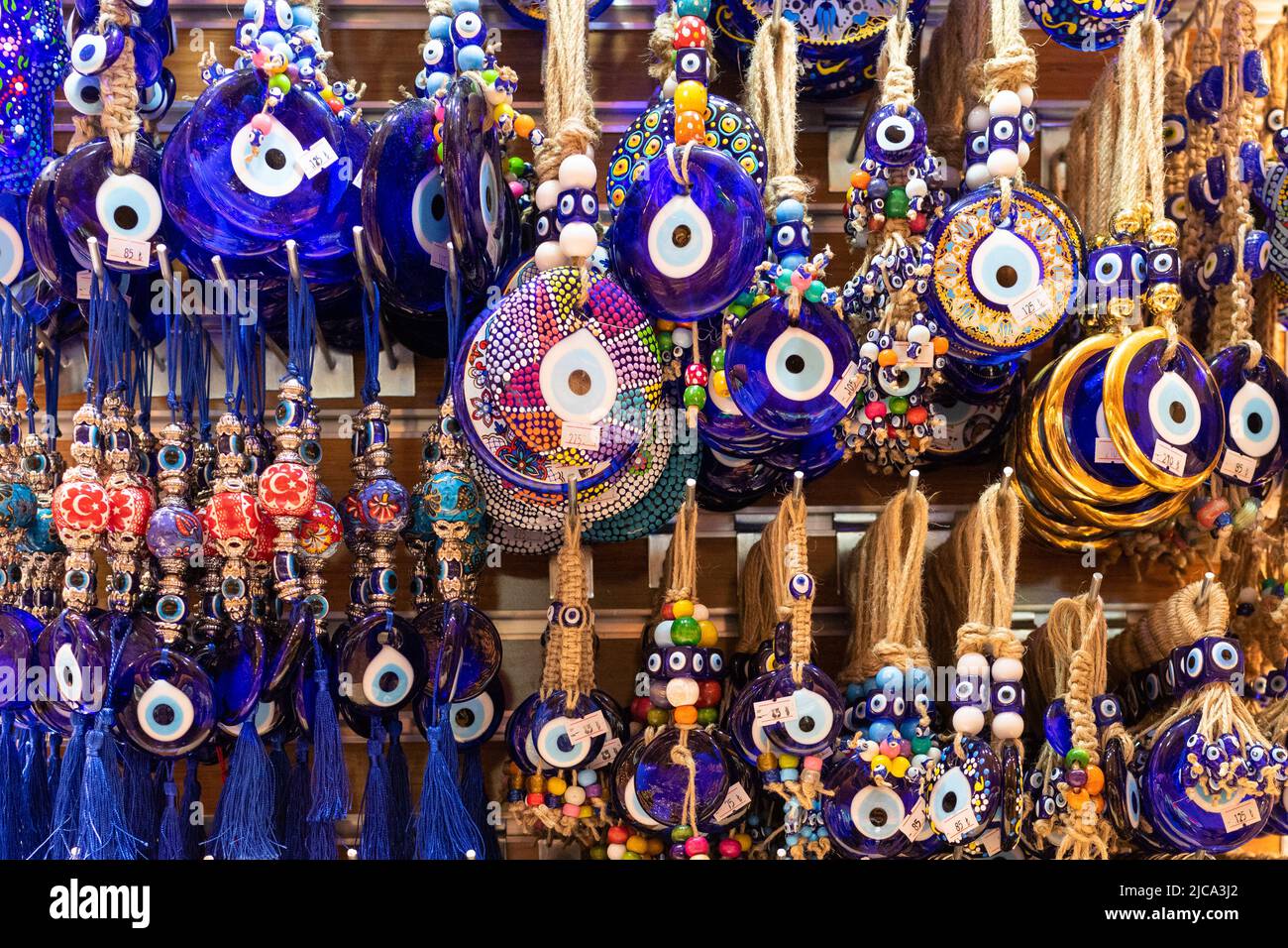 Blue Evil eye nazar o amulets in vendita a Istanbul, Turchia Foto Stock