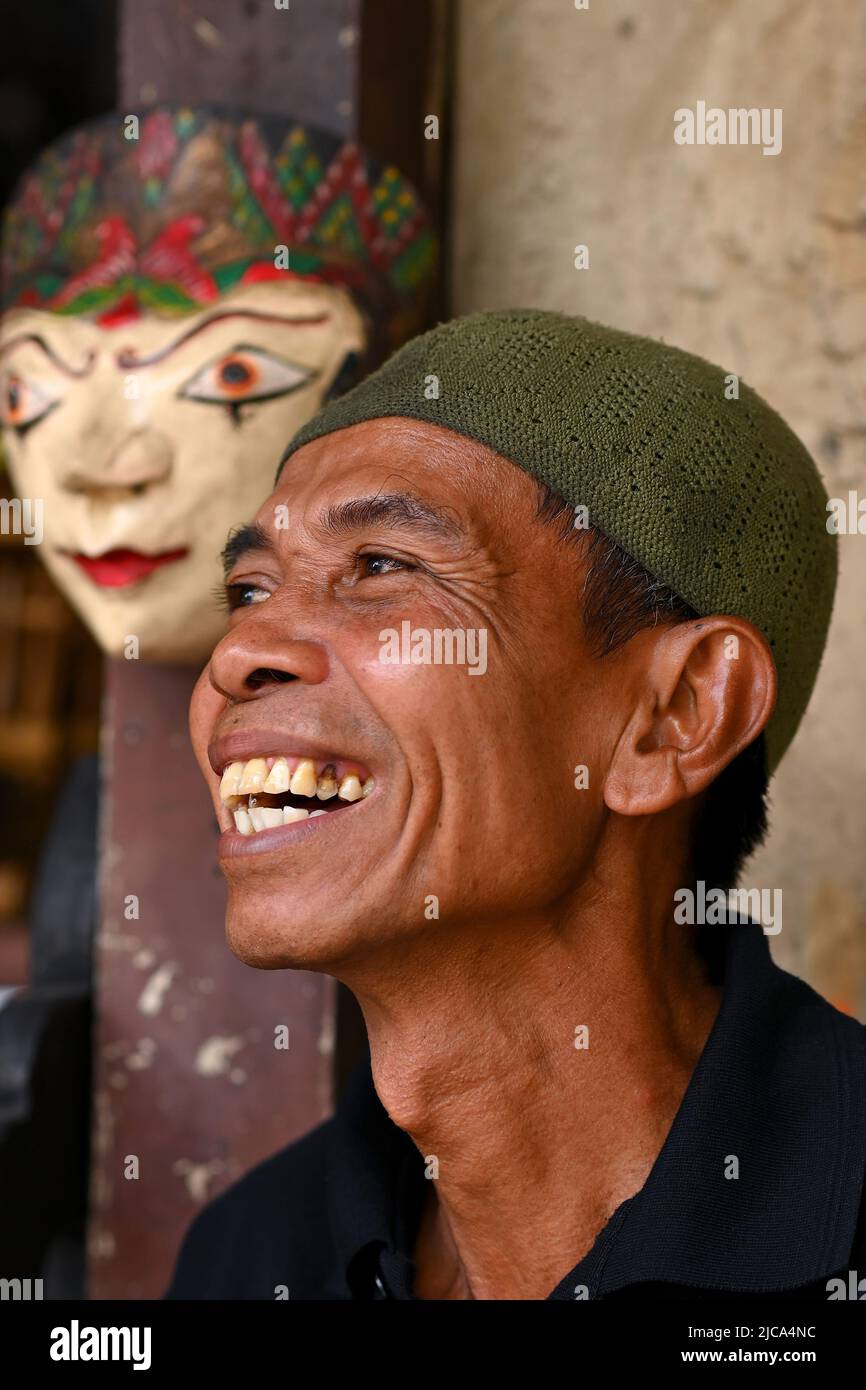 Jakarta, Indonesia. Uomo felice sorridente al negozio di Street trading. FOTO DI SAM BAGNALL Foto Stock