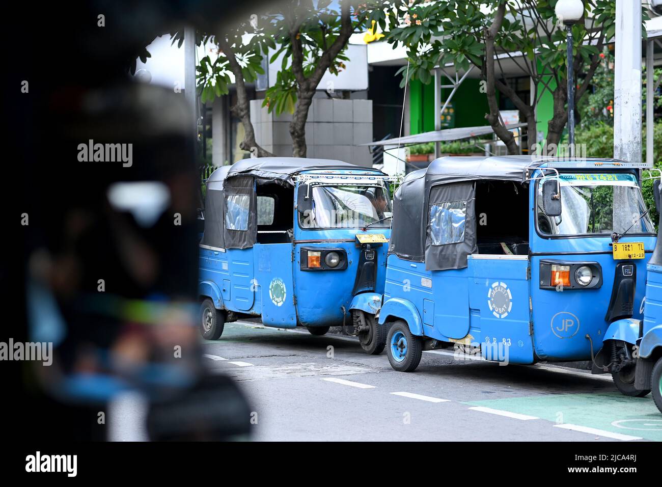 Jakarta, Indonesia. Bahai tradizionale taxi a tre ruote a Giacarta Foto Stock