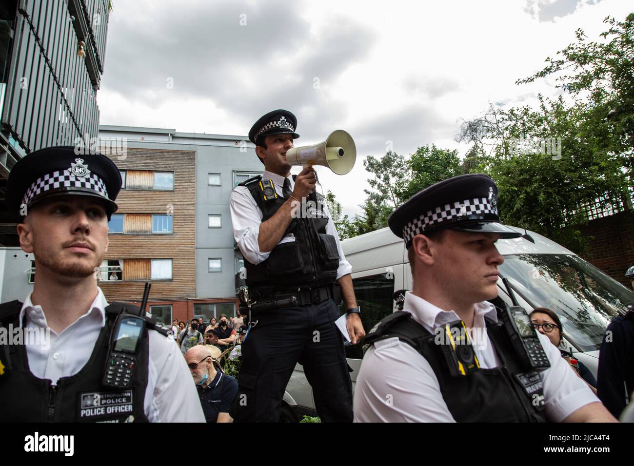 Londra, Regno Unito. 11th giugno 2022. Polizia durante un raid di immigrazione a Evan Cook Close, Queens Road Peckham. Credit: Thabo Jaiyesimi/Alamy Live News Foto Stock