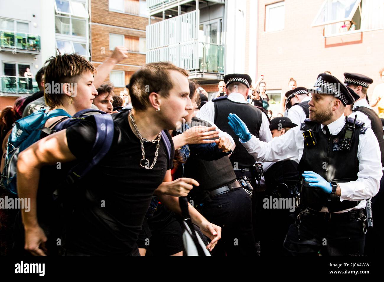 Londra, Regno Unito. 11th giugno 2022. La gente si scontra con la polizia durante un raid di immigrazione a Evan Cook Close, Queens Road Peckham. Credit: Thabo Jaiyesimi/Alamy Live News Foto Stock