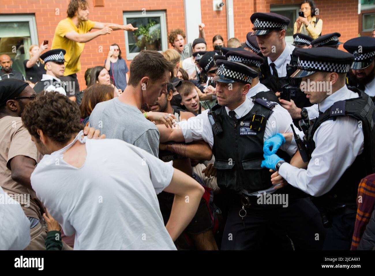 Londra, Regno Unito. 11th giugno 2022. La gente si scontra con la polizia durante un raid di immigrazione a Evan Cook Close, Queens Road Peckham. Credit: Thabo Jaiyesimi/Alamy Live News Foto Stock