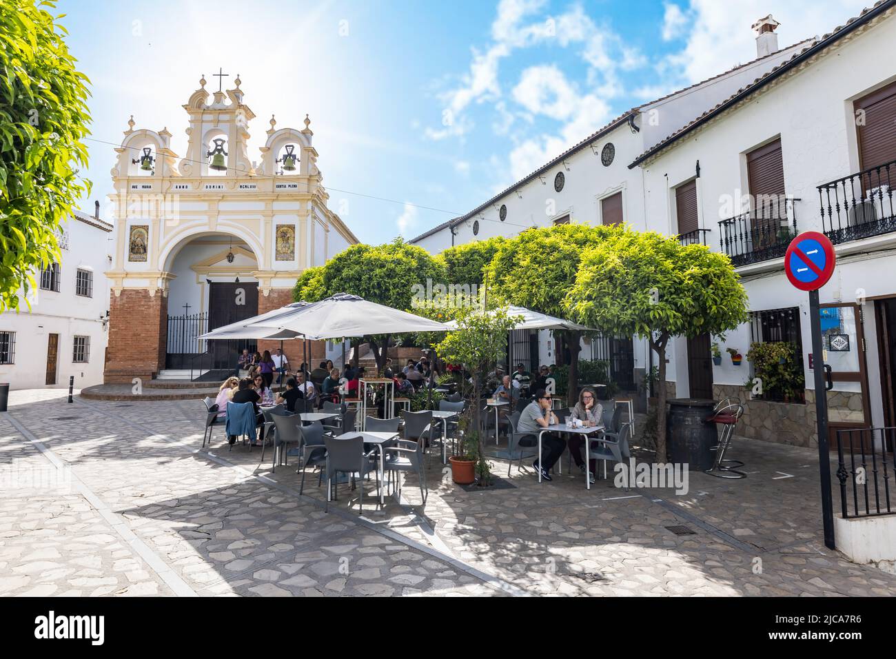 Zahara de la Sierra, Cadiz, Spagna - 1 maggio 2022: Persone che mangiano un drink nelle terrazze bar Zahara de la Sierra villaggio, (montagne Grazalema), rou Foto Stock