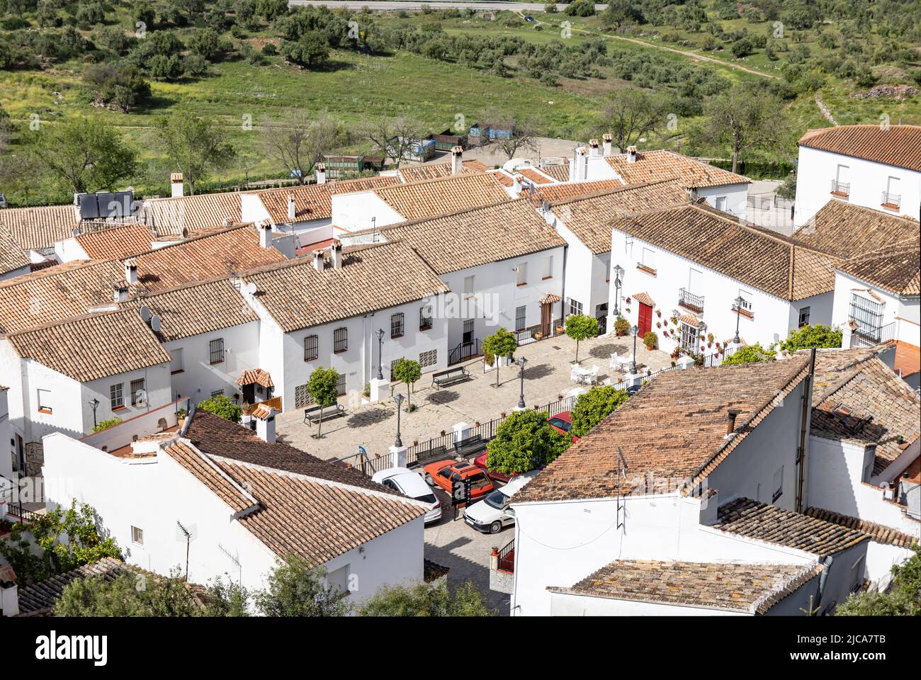 Veduta aerea del villaggio di Zahara de la Sierra in Cadice, Andalusia, Spagna. Route Pueblos blancos de Cadiz (villaggi bianchi della strada di Cadice) Foto Stock