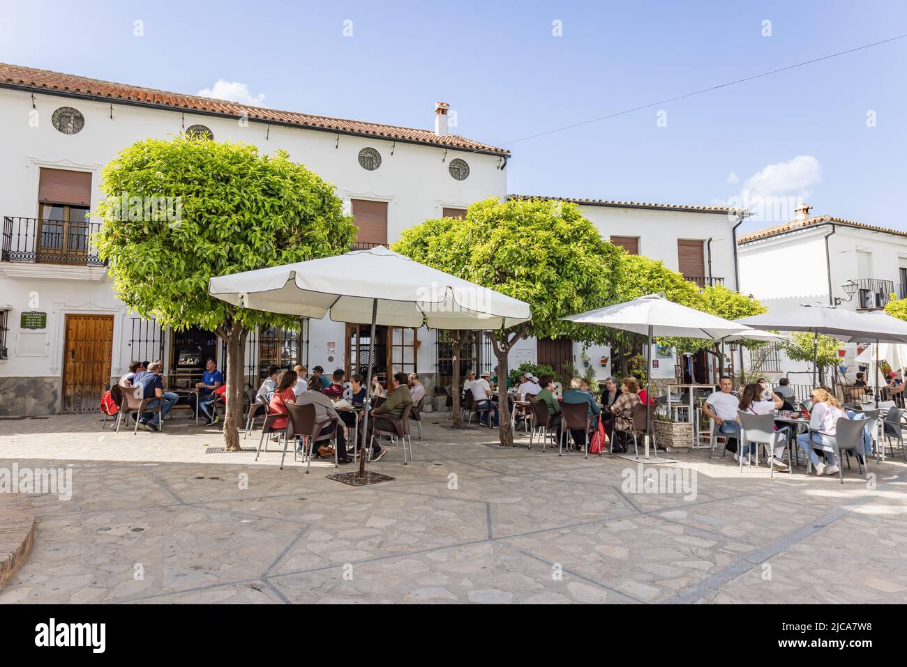 Zahara de la Sierra, Cadiz, Spagna - 1 maggio 2022: Persone che mangiano un drink nelle terrazze bar Zahara de la Sierra villaggio, (montagne Grazalema), rou Foto Stock