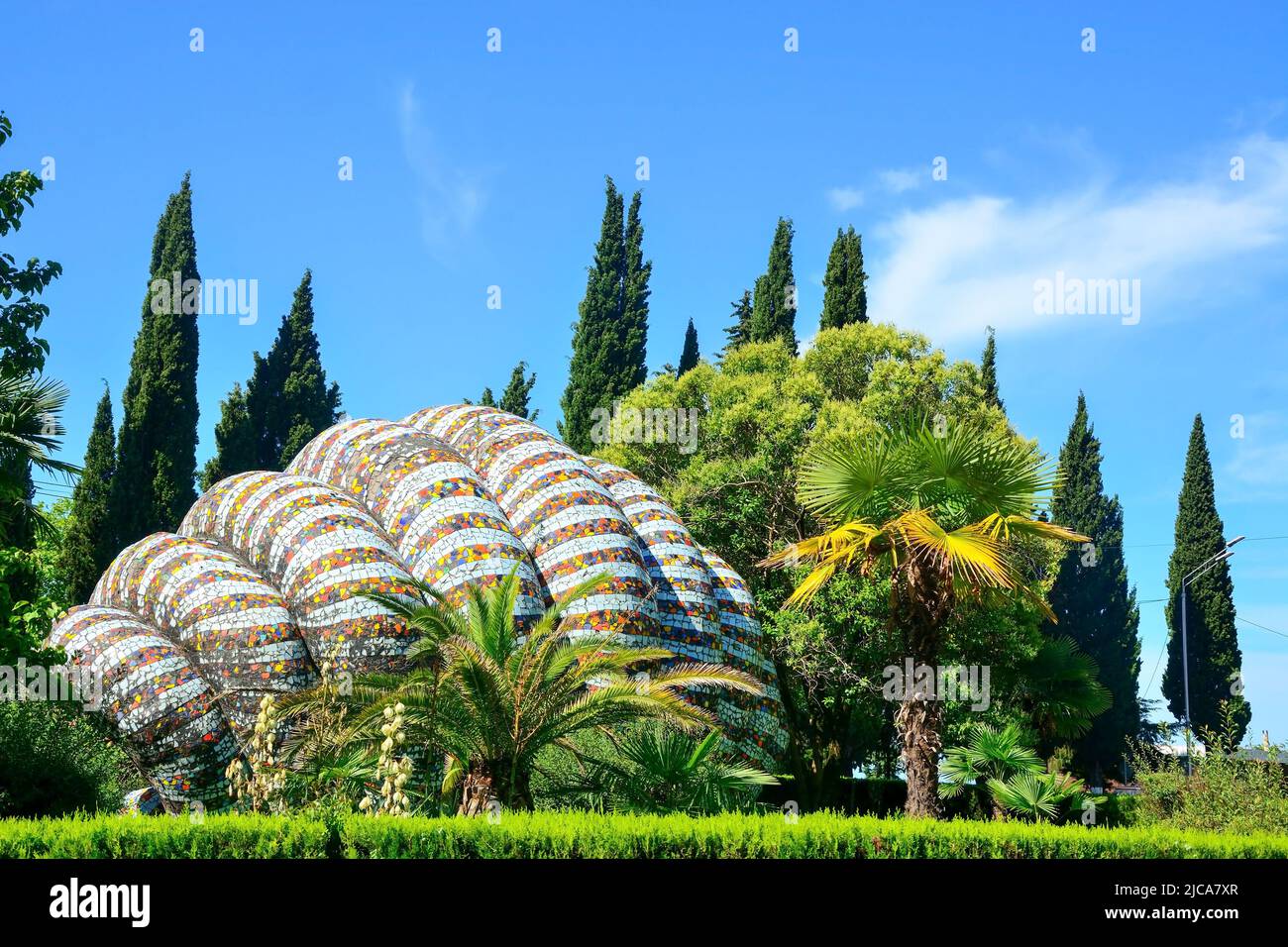 NEW ATHOS, ABKHAZIA - 20 GIUGNO 2017: Fermata dell'autobus, chiamata Shell, Zurab Tsereteli lavoro Foto Stock