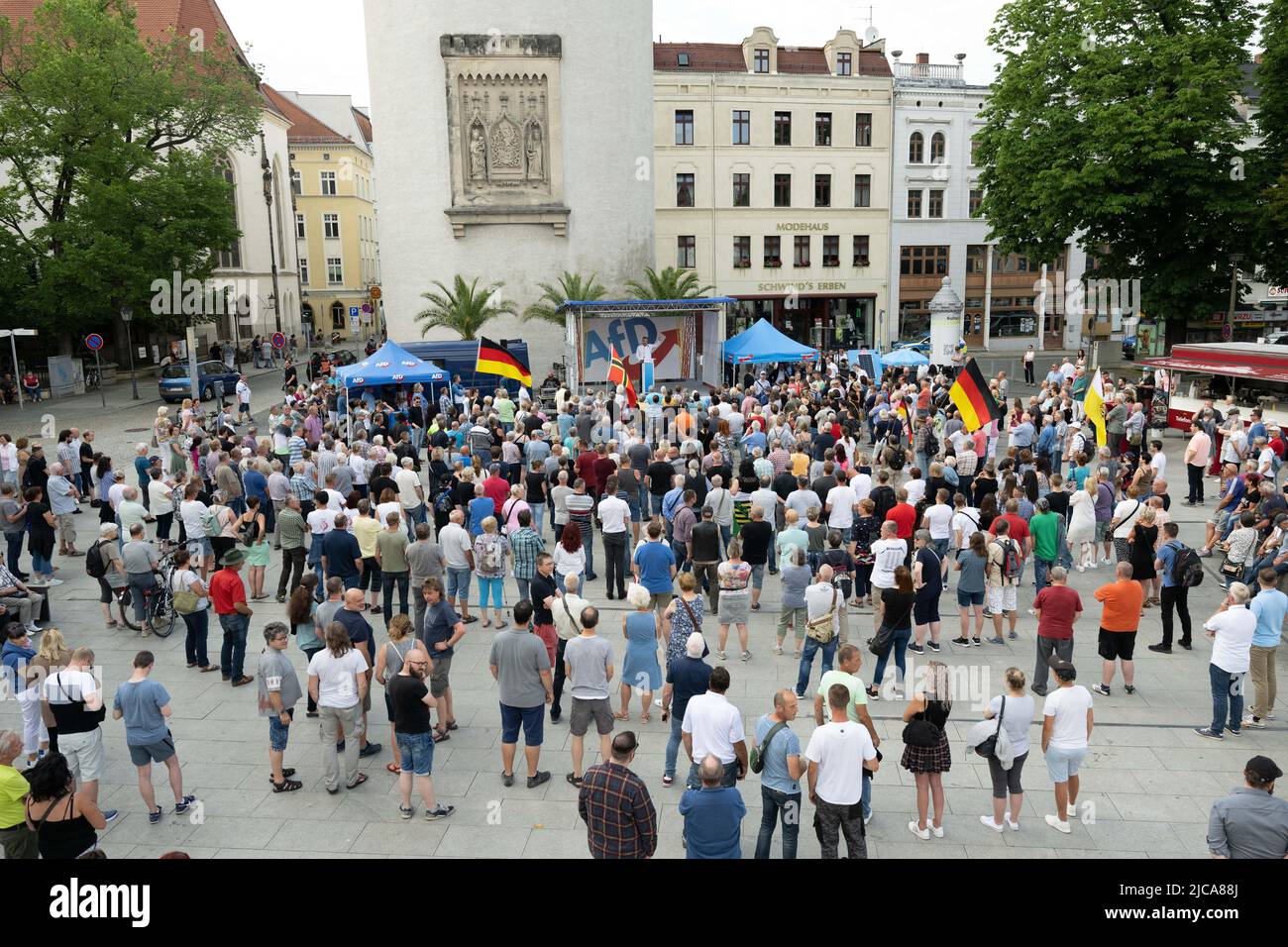 11 giugno 2022, Sassonia, Görlitz: Sebastian Wippel (AFD), membro del parlamento di Stato e candidato alla carica di amministratore distrettuale, parla a Marienplatz in occasione di una campagna elettorale del suo partito. L'occasione è l'elezione del consiglio distrettuale nel distretto di Görlitz il 12 giugno 2022. Foto: Sebastian Kahnert/dpa Foto Stock