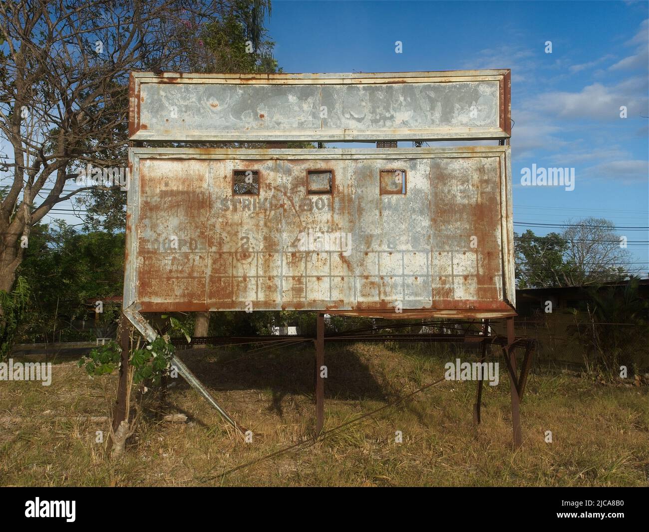 Vecchio tabellone da baseball nel campo da baseball abbandonato di Penonomé, Panama Foto Stock