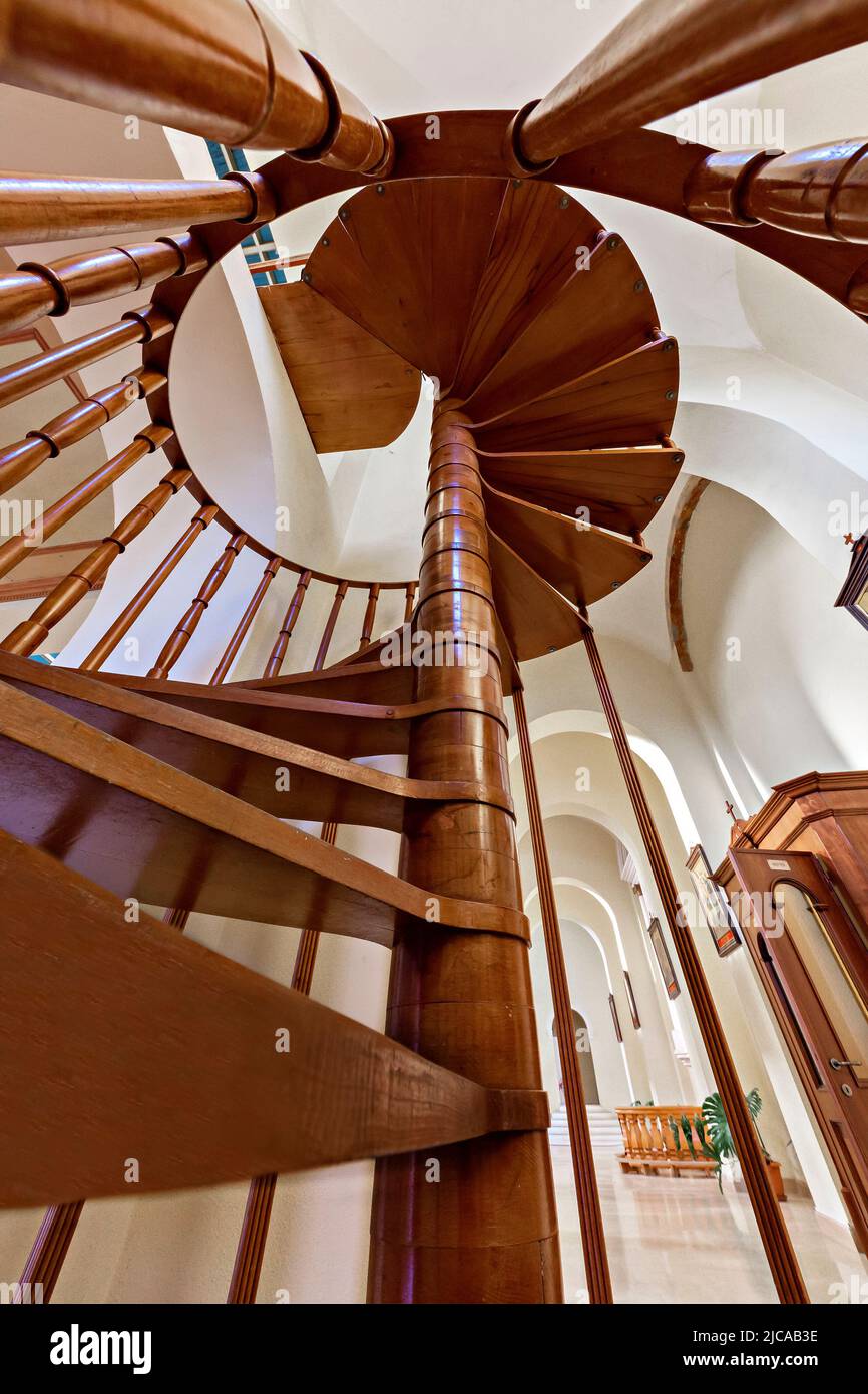 Scala a spirale in legno all'interno della Chiesa francescana di Shkoder, Albania Foto Stock