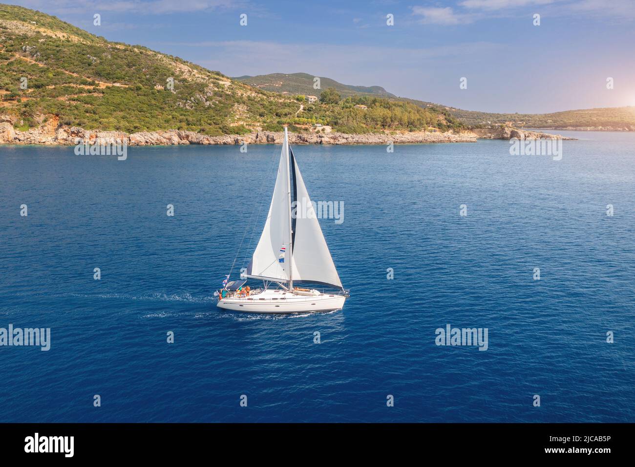 Vista aerea di uno splendido yacht. Barca sul mare al tramonto Foto Stock