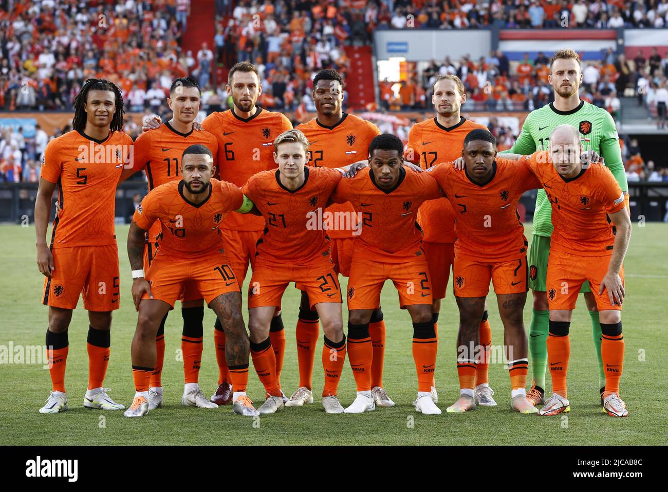 ROTTERDAM - (Top Row LR) Nathan Ake of Holland, Steven Berghuis of Holland, Stefan de Vrij of Holland, Denzel Dumfries of Holland, Daley Blind of Holland, Holland goalkeeper Mark Freken (Front Row LR) Memphis Depay of Holland, Frenkie de Jong of Holland, Jurrien Timber of Holland, Steven Bergwijn of Holland, Davy Klaassen d'Olanda durante la partita della UEFA Nations League tra Paesi Bassi e Polonia allo stadio Feyenoord il 11 giugno 2022 a Rotterdam, Paesi Bassi. ANP MAURICE VAN STEEN Foto Stock