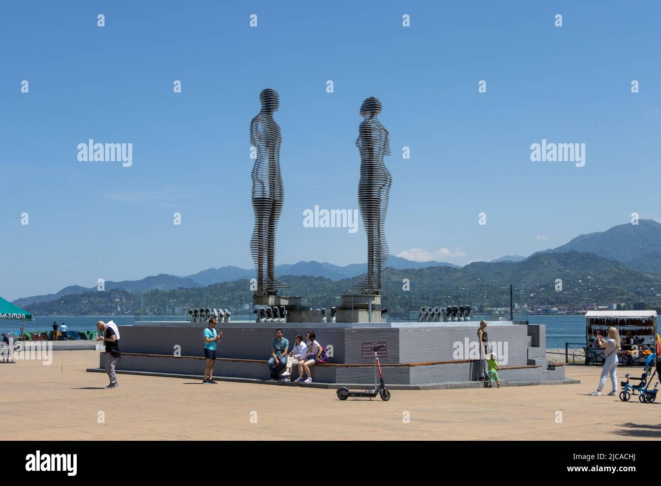 Batumi, Georgia - 15 2022 maggio: Statua di Ali e Nino in movimento nella città di Batumi e turisti che vengono a guardare Foto Stock