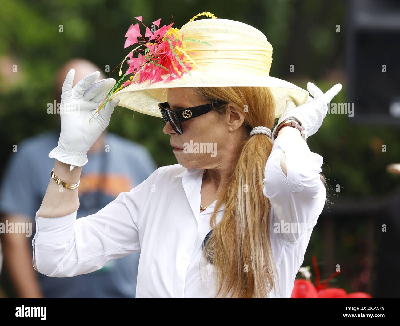 Elmont, Stati Uniti. 11th giugno 2022. Una donna che indossa un cappello decorativo si trova vicino al Paddock nelle ore precedenti la corsa 154th dei Belmont Stakes a Elmont, New York, sabato 11 giugno 2022. Foto di John Angelillo/UPI Credit: UPI/Alamy Live News Foto Stock