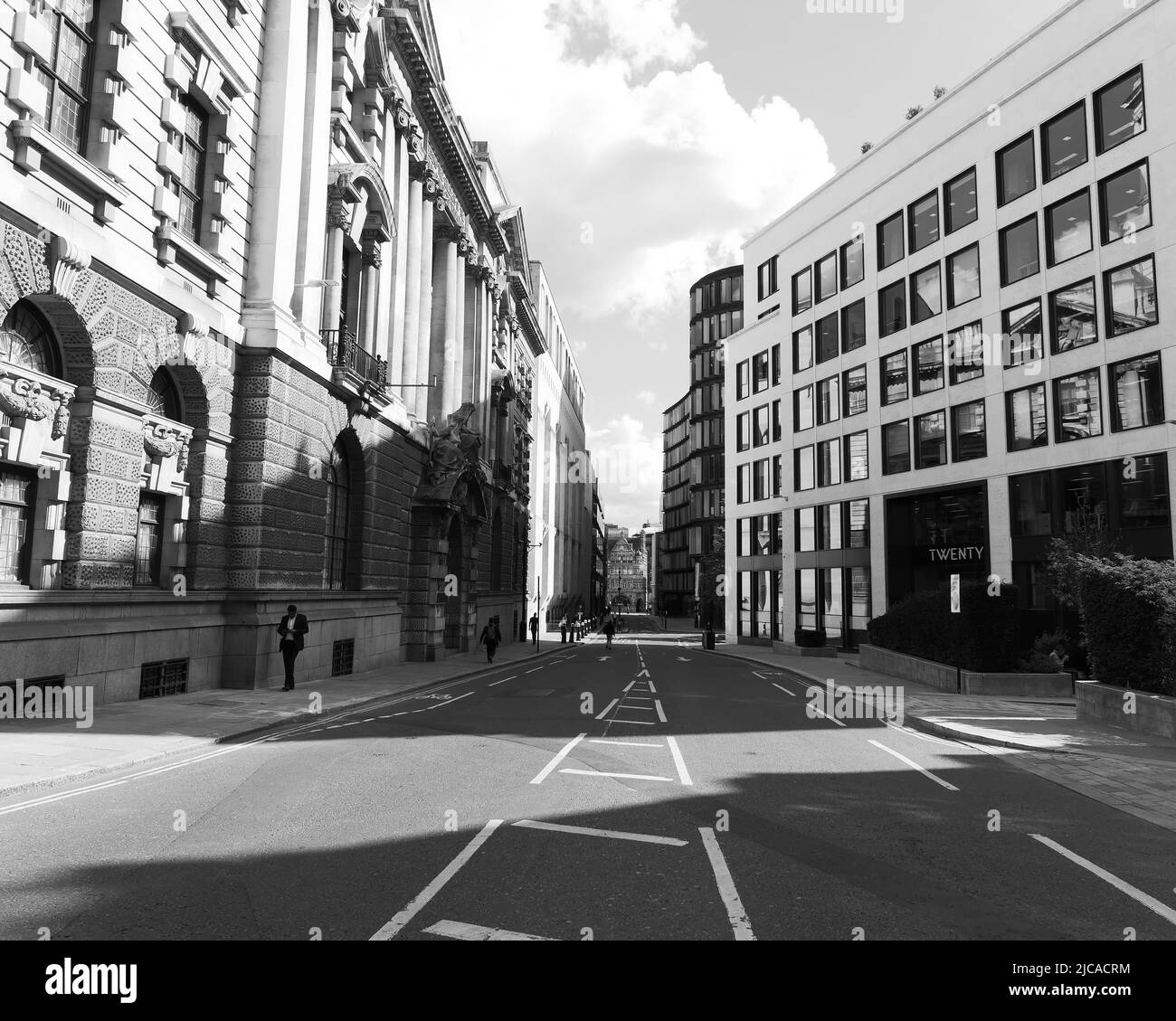 Londra, Greater London, Inghilterra, giugno 08 2022: Monocromatico. Old Bailey Street con la Corte penale centrale di Inghilterra e Galles. Foto Stock