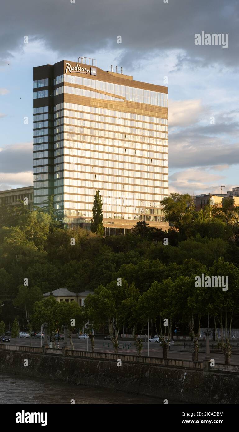 Tbilisi, Georgia - Maggio 16 2022: Vista esterna del Radisson Hotel Tbilisi Foto Stock