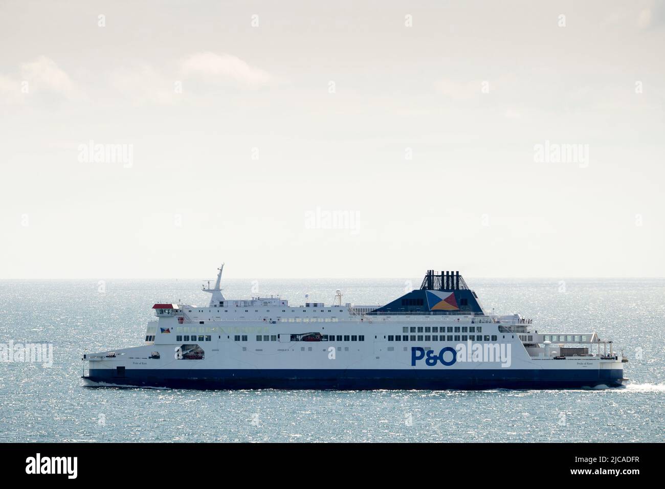 Un traghetto P&o vicino alle bianche scogliere di dover a dover, Inghilterra, Regno Unito. Foto Stock