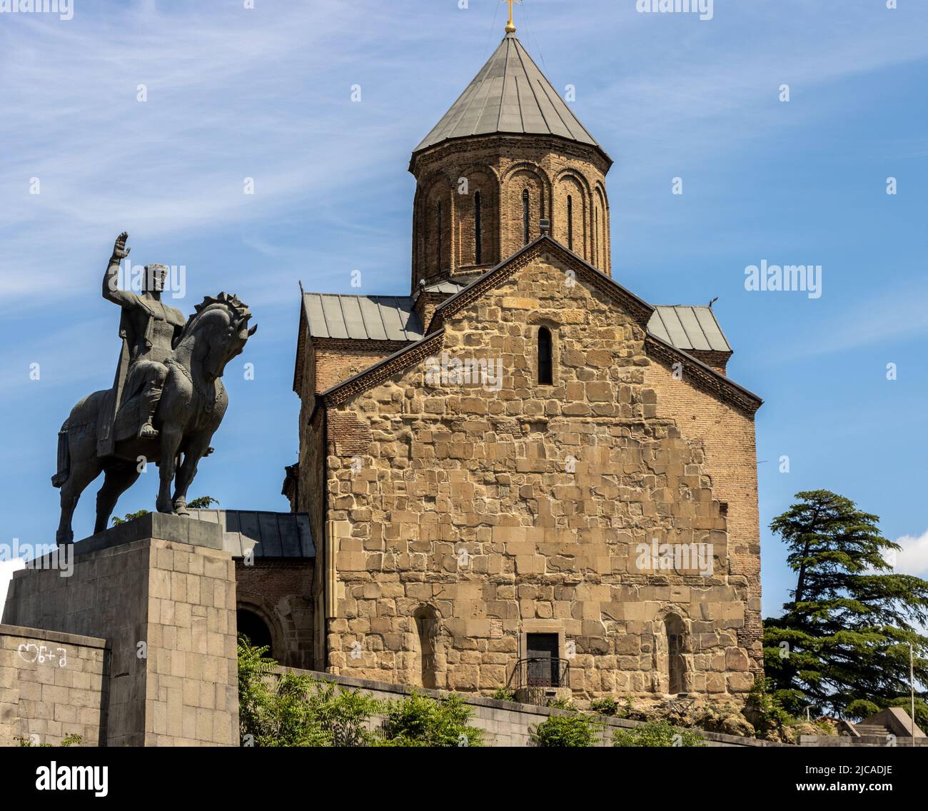 Tbilisi, Georgia - Maggio 17 2022: Veduta della Statua di Vakhtang Gorgasali e della Chiesa di Santa Vergine di Metekhi Foto Stock