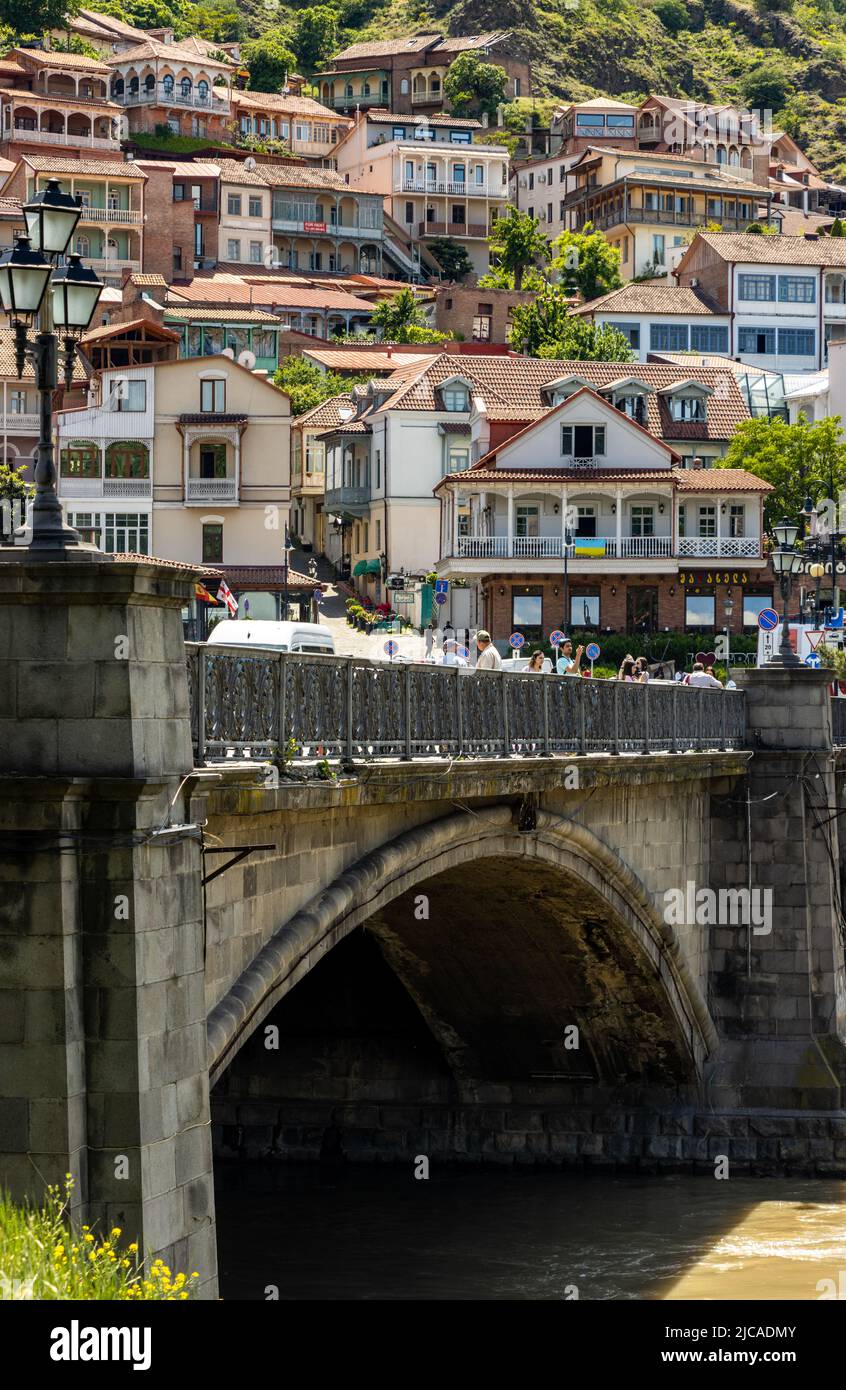 Tbilisi, Georgia - Maggio 17 2022: Vista generale del centro di Tbilisi e del fiume Kura Foto Stock
