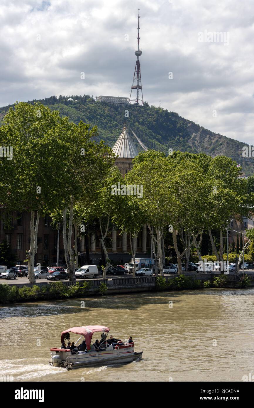 Tbilisi, Georgia - Maggio 17 2022: Vista generale del centro di Tbilisi e del fiume Kura Foto Stock