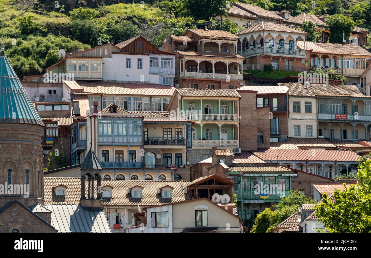 Tbilisi, Georgia - Maggio 17 2022: Case tradizionali e storiche della Georgia nel centro storico di Tbilisi Foto Stock